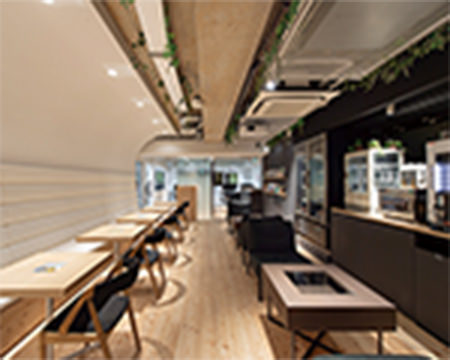 秋葉原キャンパスのカフェスペース