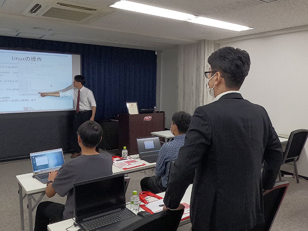 スライドを見ながら、実際にLinuxのコマンドを入力していきます。